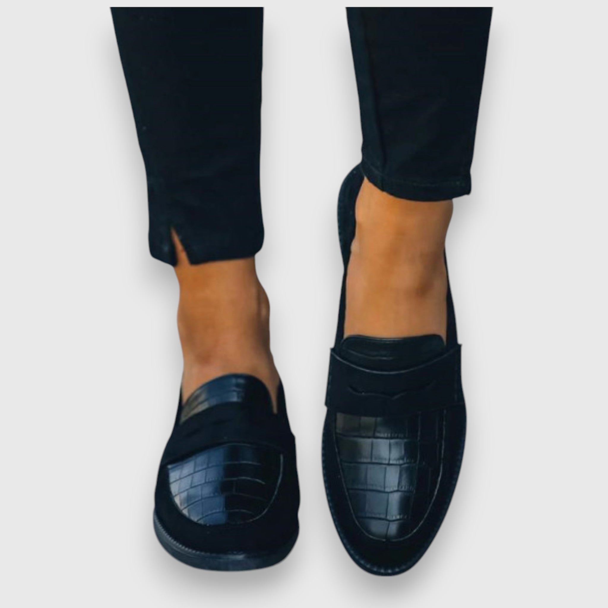 Black / 11